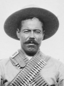 Retrato Pancho Villa (José Doroteo Arango Arámbula) - De Bain News Service, publisher. Photographer is unknown. - Esta imagen está disponible en la División de Impresiones y Fotografías de la Biblioteca del Congreso de los Estados Unidos bajo el código digital ggbain.09255.Esta etiqueta no indica el estado de los derechos de autor del trabajo adjunto. Se requiere una etiqueta de derechos de autor normal. Para más información vea Commons:Sobre las licencias., Dominio público, https://commons.wikimedia.org/w/index.php?curid=72207233